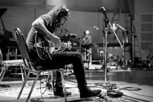 Mit "Play" präsentiert Dave Grohl die herausforderndste Performance seiner Karriere