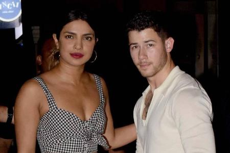 Nick Jonas und Priyanka Chopra vor einem Restaurant in Mumbai