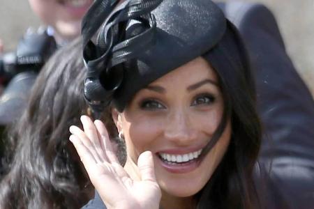 Sie lacht, doch die Interviews ihres Vaters dürften Herzogin Meghan wohl kaum gefallen