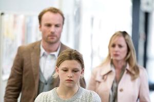 "Es ist alles in Ordnung": Mutter Birgit (Silke Bodenbender) und Andreas (Mark Waschke) sorgen sich um Sarah (Sinje Irslinger)