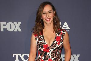 Sommerlich und sexy: Jennifer Love Hewitt im Blumenkleid