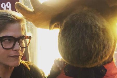 Selma Blair posiert mit einem Elch in Uniform