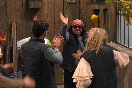 Verabschiedete sich lächelnd von den restlichen Bewohnern: Mike Shiva