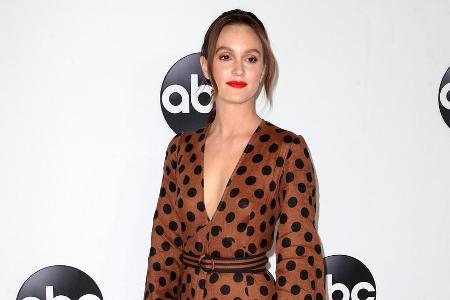 Leighton Meester posiert mit gepunkteten Kleid in Beverly Hills