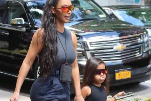 Kim Kardashian und ihre Tochter North mit Smartphone