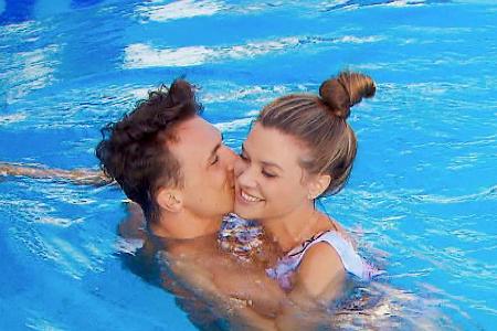 Maxim und Nadine gehen im Pool auf Tuchfühlung - kommt es zum Kuss?