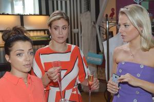 "GZSZ": Sophie (M.) und Sunny (r.) stellen fest, dass Emily trotz der Vorfreude auf die Hochzeit ziemlich angespannt ist