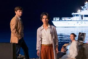 "Der Kroatien-Krimi: Der Teufel von Split": Emil Perica (Lenn Kudrjawizki) und Branka Maric (Neda Rahmanian, M.) neben der L...