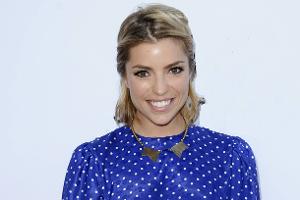 Zeigt sich mutig oben ohne: Schauspielerin Angela Trimbur