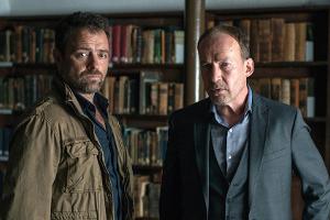 "Neben der Spur: Todeswunsch": Joe (Ulrich Noethen, r.) und Vincent (Juergen Maurer) suchen in der Bibliothek nach Frau Groth