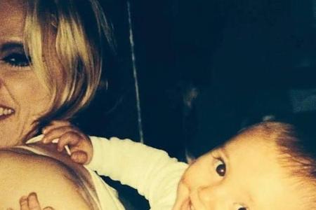 Madonna mit ihrem Sohn Rocco auf dem Rücken