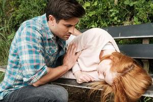 "Unter uns": Elli hat sich längst aufgegeben, als sie vom besorgten Paco gefunden wird