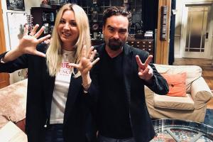 Kaley Cuoco und Johnny Galecki grüßen vom Set