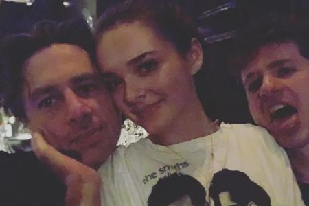 Zach Braff mit Charlotte Lawrence und Charlie Puth