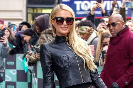 Paris Hilton zeigt sich in New York in einem bunten Blumenrock und einer schicken Lederjacke