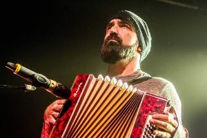 Mike Taylor von Walk off the Earth bei einem Auftritt