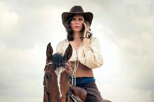 Kommissarin Kira Dorn (Nora Tschirner) bei ihrem Undercover-Einsatz in der Westernstadt El Doroda