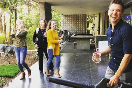 Jeremy Renner mit Laubbläser in der Hand