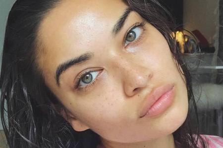 Am frühen Morgen ist Shanina Shaik offenbar nicht gerade gut gelaunt