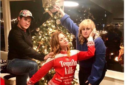 Adam DeVine, Brittany Snow und Rebel Wilson erfreuen ihre Fans mit einer weihnachtlichen 