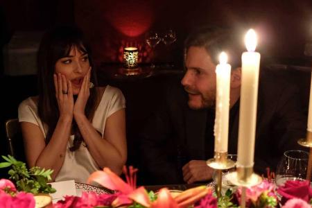 Dakota Johnson und Daniel Brühl im Gespräch