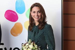 Herzogin Kate im dunkelgrünen Polka-dot-Kleid