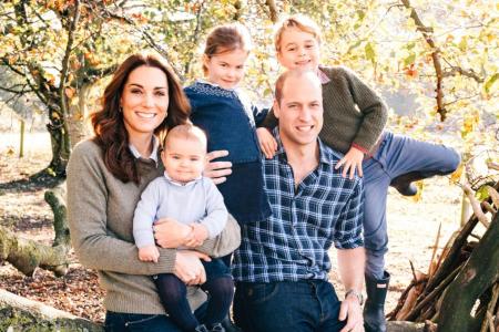 Herzogin Kate und Prinz William mit ihren Söhnen Prinz Louis (l.) und Prinz George sowie Tochter Prinzessin Charlotte in der...