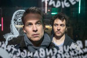 "SOKO Leipzig: Die falsche Muse": Zusammen mit dem Sohn der ermordeten Galeristin, Elliot Neuhaus (Niklas Kohrt, r.), schaut...