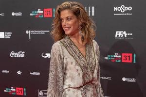 Marie Bäumer schreitet elegant über den roten Teppich