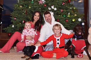 Familienfoto unterm Weihnachtsbaum: Robin Thicke mit Freundin April Love Geary und er gemeinsamen Tochter Mia Grace sowie se...