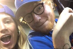 Ed Sheeran und Cherry Seaborn haben Spaß auf einem Sport-Event