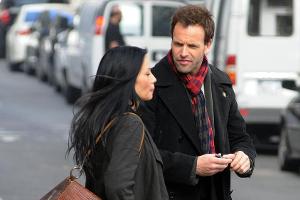 Lucy Liu und Johnny Lee Miller als Watson und Sherlock Holmes am Set von "Elementary"