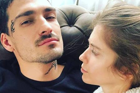 Cathy Hummels mit Ehemann Mats auf dem Sofa