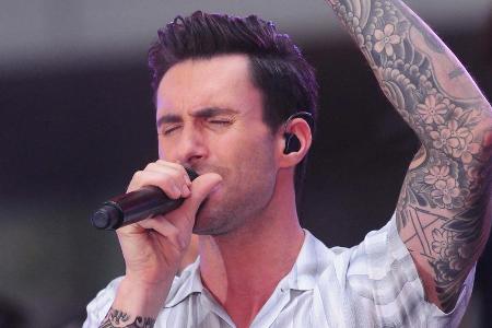 Bis jetzt steht Adam Levine mit seiner Band beim Super Bowl alleine auf der Bühne