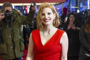 Jessica Chastain verzichtete auf eine Winterjacke und leuchtete in einem roten Abendkleid