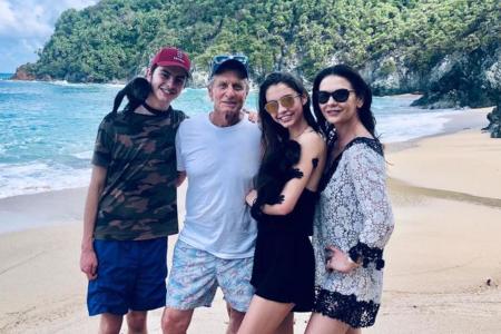 Catherine Zeta-Jones (v.r.) verbringt Weihnachten mit Tochter Carys, Ehemann Michael Douglas und Sohn Dylan in der Sonne