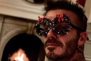 David Beckham grüßt mit diesem weihnachtlichen Brillen-Foto Elton John