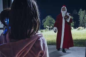 "Tatort: Wir kriegen euch alle": Ihre sprechende Puppe führt Gretchen Grein (Lilly Walleshauser) nachts ins Wohnzimmer, wo s...