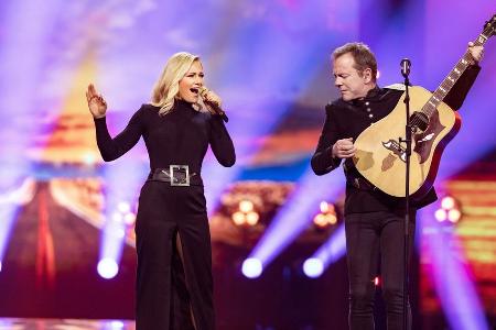 Helene Fischer performt gemeinsam mit Kiefer Sutherland auf der Bühne