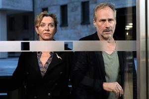 "Tatort: Der Turm": Die Kommissare Anna Janneke (Margarita Broich) und Paul Brix (Wolfram Koch) vor verschlossenen Türen des...