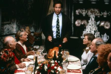 Ein großer Christbaum, ein Braten und natürlich die Familie gehören auch für Clark Griswold (Chevy Chase) in 