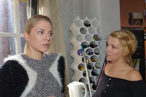 "GZSZ": Sunny (l.) schafft es nicht, ihre Probleme vor Lilly zu verbergen