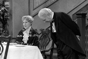 May Warden und Freddie Frinton in ihren Paraderollen als Miss Sophie und Butler James