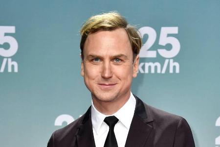 Lars Eidinger mit einer seiner Krawatten auf dem roten Teppich