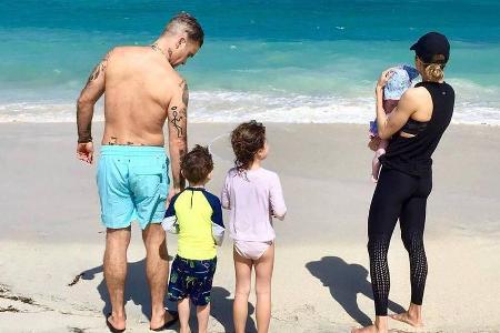 Robbie Williams mit Familie am Strand