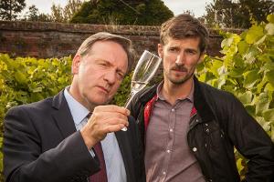 "Inspector Barnaby: Ein letzter Tropfen": DCI Barnaby (Neil Dudgeon, l.) und Charlie Nelson (Gwilym Lee) fragen sich, wer de...