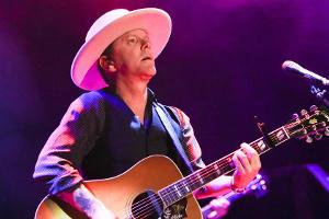 Kiefer Sutherland widmet sich seiner zweiten Leidenschaft neben der Schauspielerei: der Musik