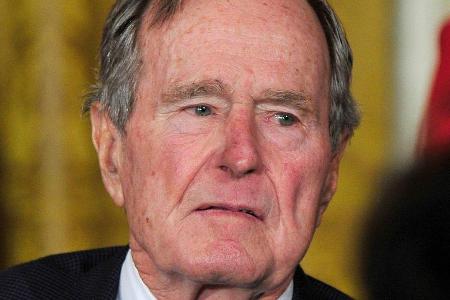 George H.W. Bush liegt wegen Schwäche und niedrigem Blutdruck im Krankenhaus