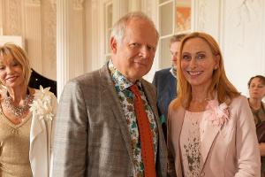 "Ihr seid natürlich eingeladen": Gundula (Andrea Sawatzki) und Gerald (Axel Milberg, l.) feiern die Hochzeit ihres Sohnes Rolfi