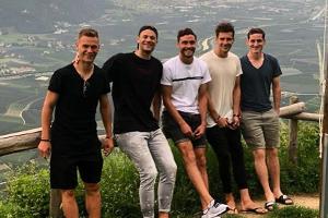 Zwischen dem Training ist Urlaub angesagt: Joshua Kimmich, Manuel Neuer, Jonas Hector, Leon Goretzka und Sebastian Rudy (v.l...